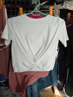 Áo croptop xoắn bụng