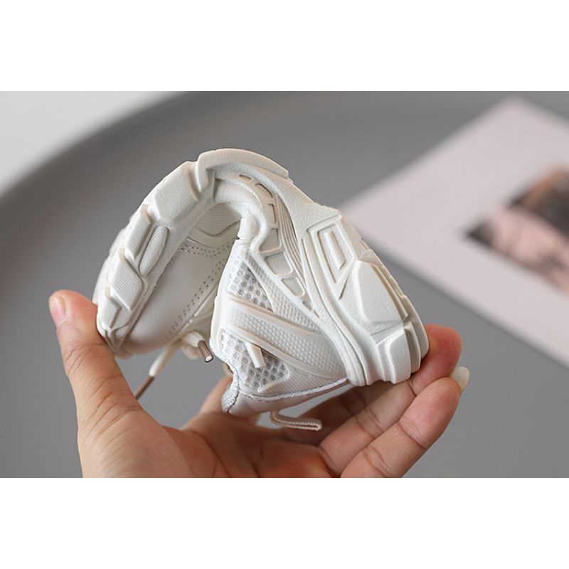 Giày thể  thao màu trắng cho bé