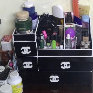 Kệ mỹ phẩm Plus màu đen núm chanel