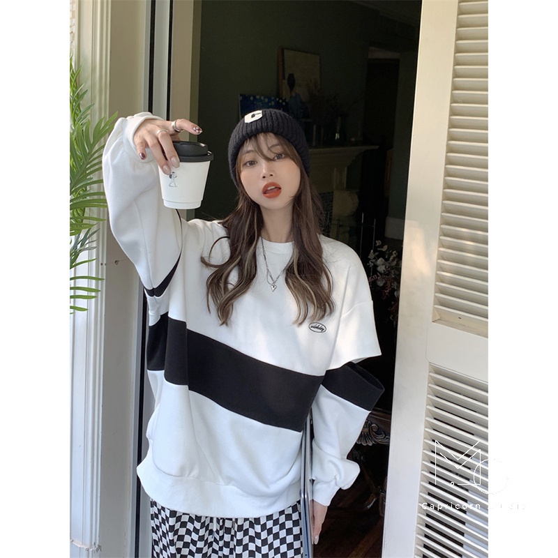 Áo sweater oversize thiết kế đơn giản cách điệu xẻ ở khuỷu tay cá tính phối hai màu đen trắng
