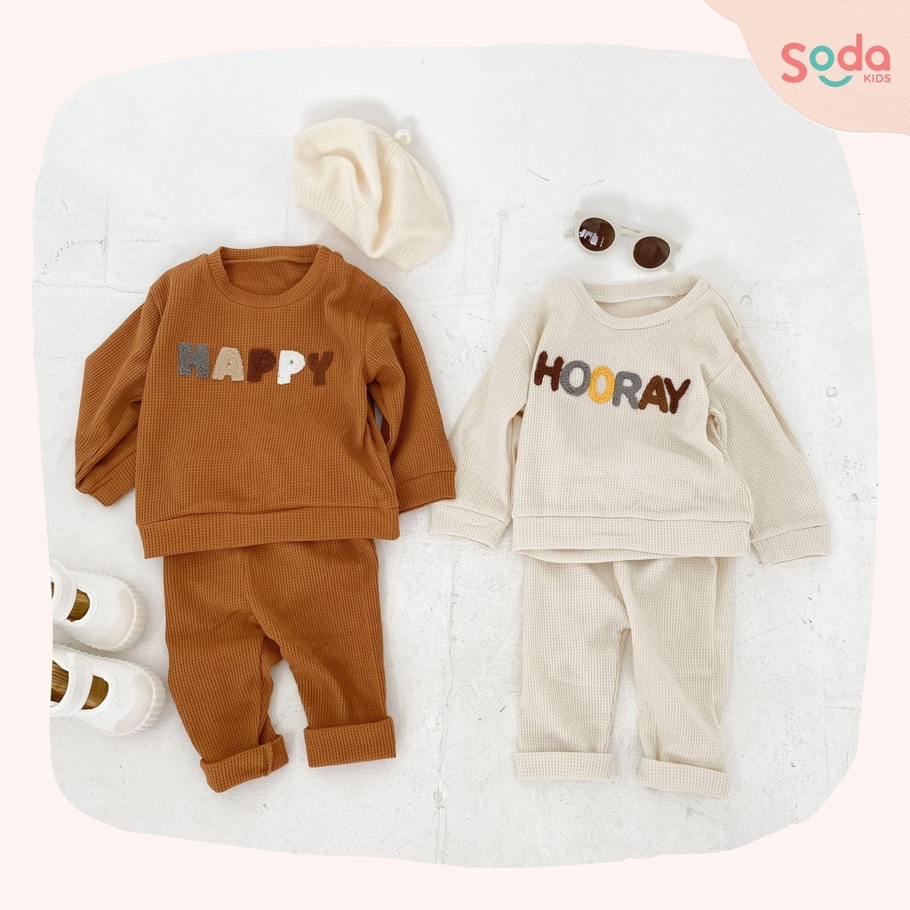 Bộ quần áo dài tay cho bé chất liệu waffle thun tổ ong, thêu nổi chữ HAPPY và HOORAY phong cách Hàn Quốc