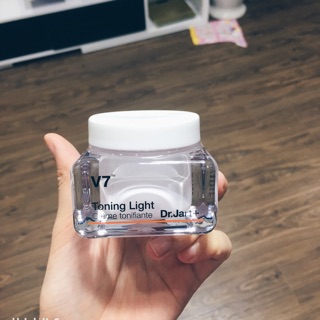 Kem dưỡng da mặt v7 toning light 50ml