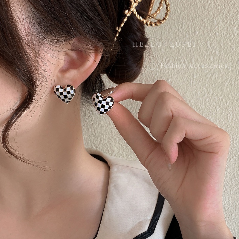 Khuyên Tai Hình Bàn Cờ Vua Và Trái Tim Độc Đáo