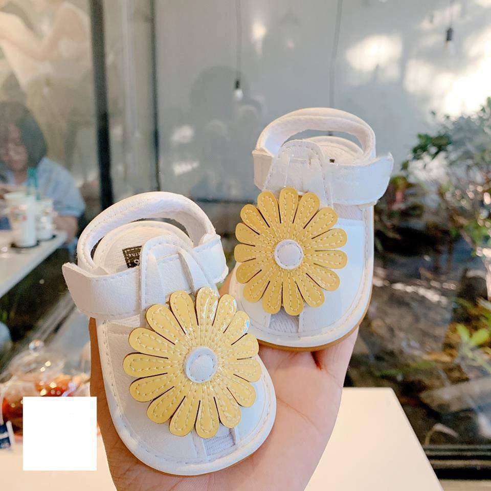Sandanl hoa vàng đến nhựa cao cấp cho bé gái