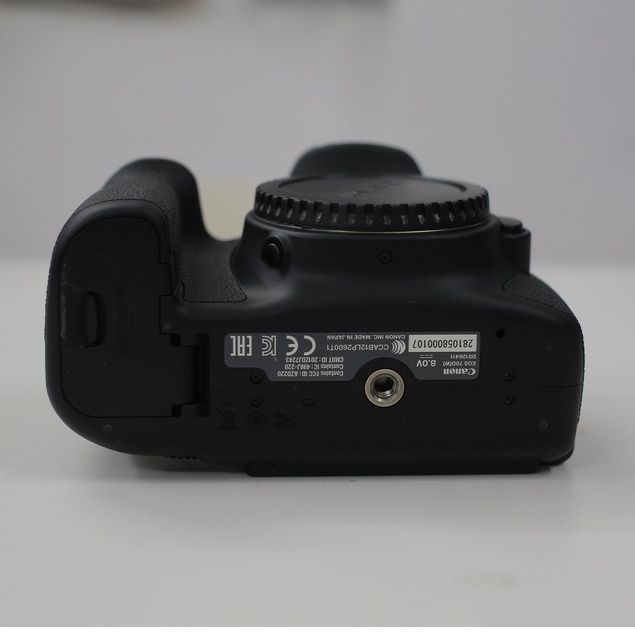 Bộ máy ảnh Canon EOS 70D kèm ống kính Canon 18-55mm