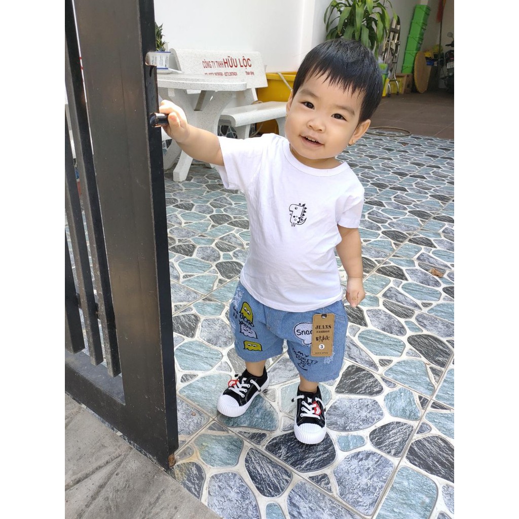 Quần Jeans đùi thêu hình cho bé