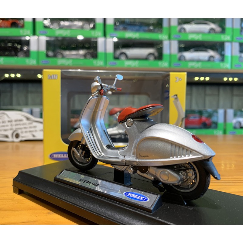 Mô hình trưng bày xe máy Vespa 946 2014 tỉ lệ 1:18 hãng Maisto