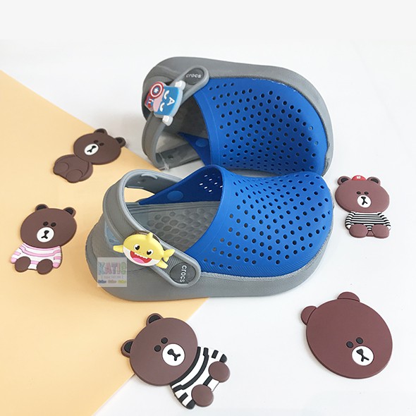 DÉP SỤC TRẺ EM CROCS LITERIDE MÀU XANH DƯƠNG ĐẾ XÁM LÓT XÁM QUAI GẮN NÚT