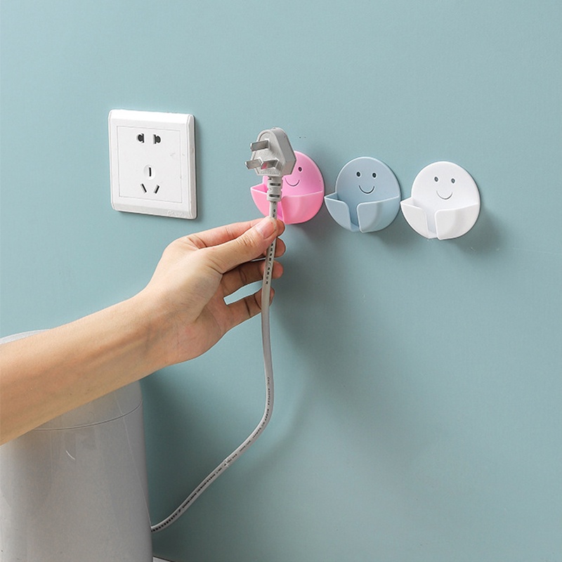 Giá Đỡ Phích Cắm Điện Dán Tường Hình Mặt Cười