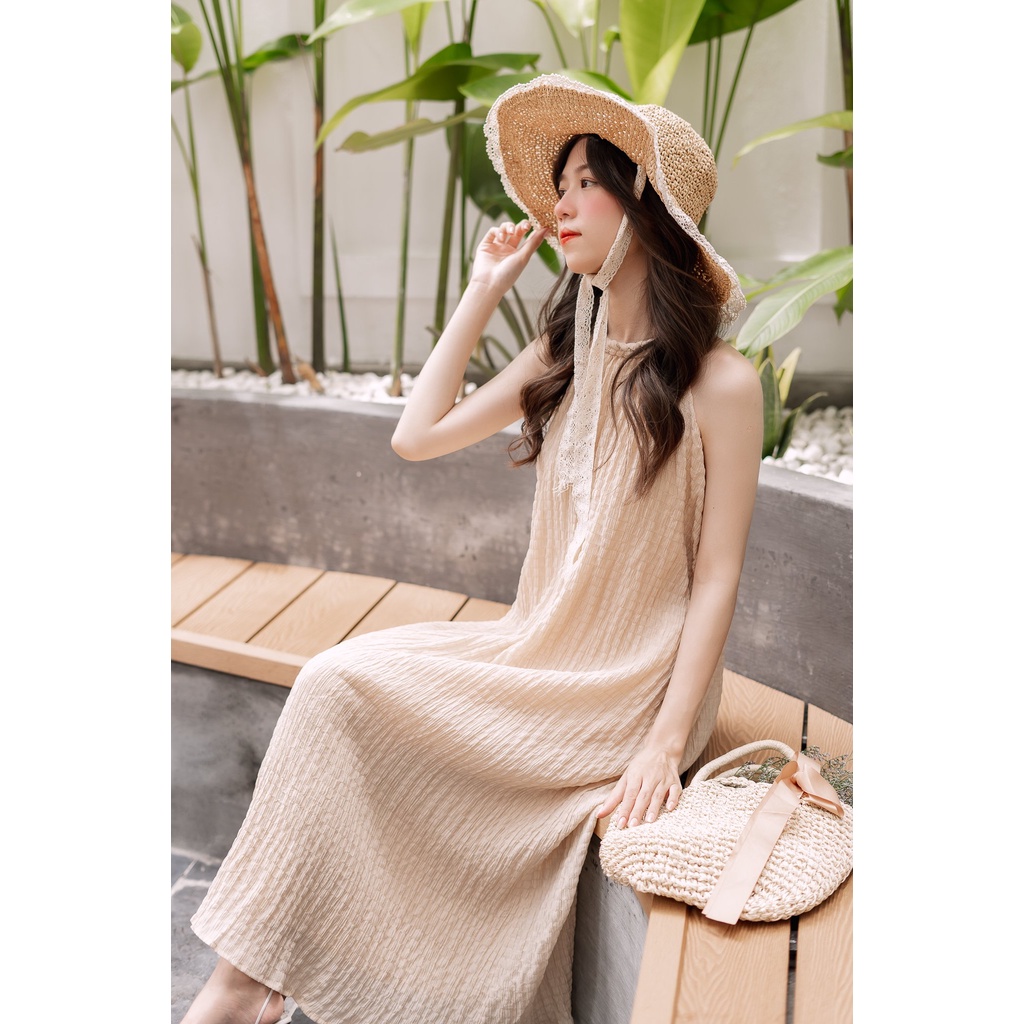 Đầm maxi nữ đi biển dáng dài qua gối cổ yếm chất vải xốp xịn sang chảnh nhẹ nhàng FM Style Online 205060057