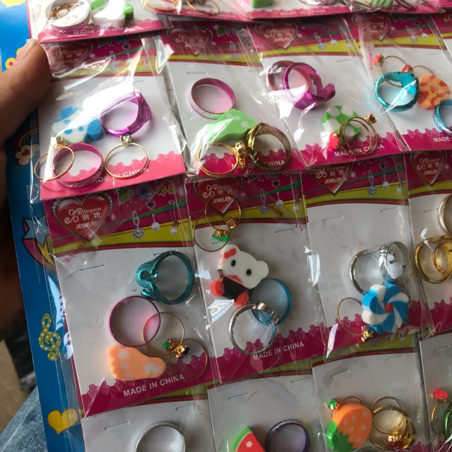 Nhẫn đồ chơi và tẩy