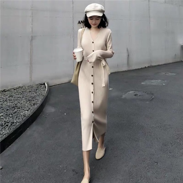 Váy len dáng dài cổ V kết nút màu đen kem tay dài xẻ tà mang đi làm, đi chơi mùa đông