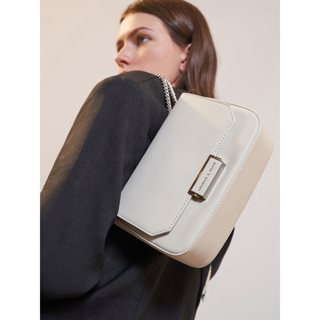 Túi ví đeo vai kẹp nách CNK Push Lock Crossbody Bag mẫu mới ra full đen chuẩn hàng hiệu sang trọng.00