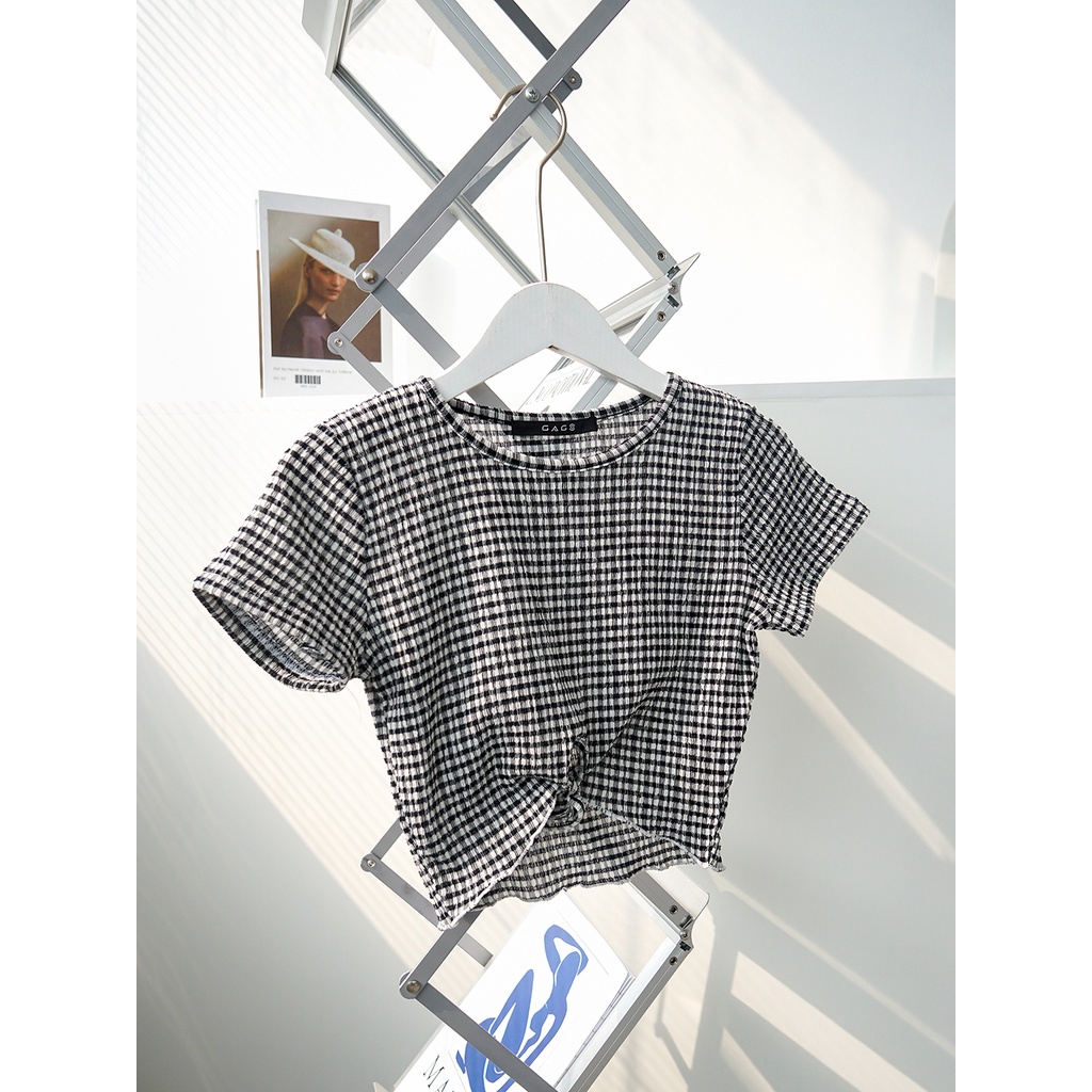 Áo croptop thun ngắn nhấn cột gút trước thời trang GAGO hoạ tiết caro trắng đen GA3891