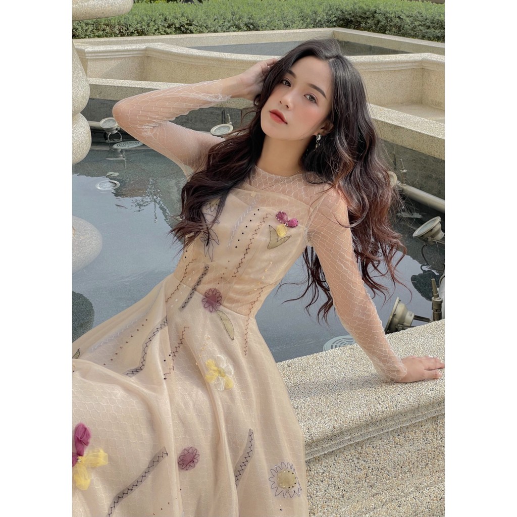 MAVEN - Váy beige lưới hoa tay dài đính kết Santorina Dress