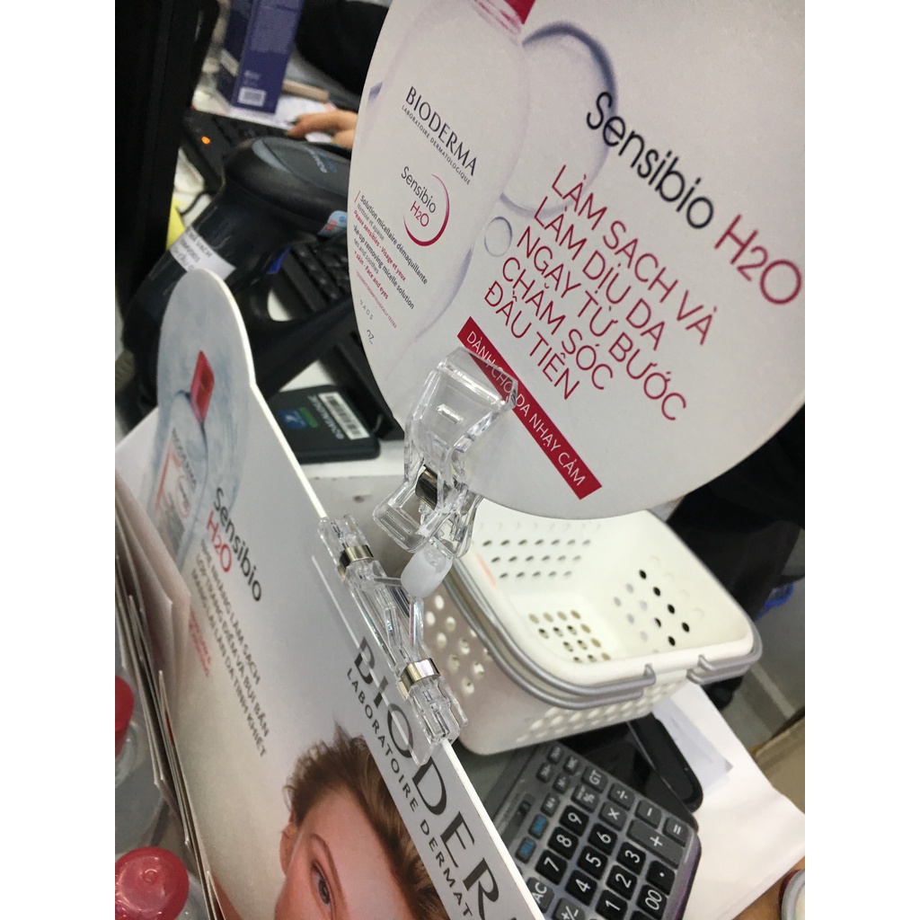 Kẹp mica 2 đầu V06-11cmdùng để kẹp giấy sale và tấm film nhựa trong suốt điền tên và gía sản phẩm