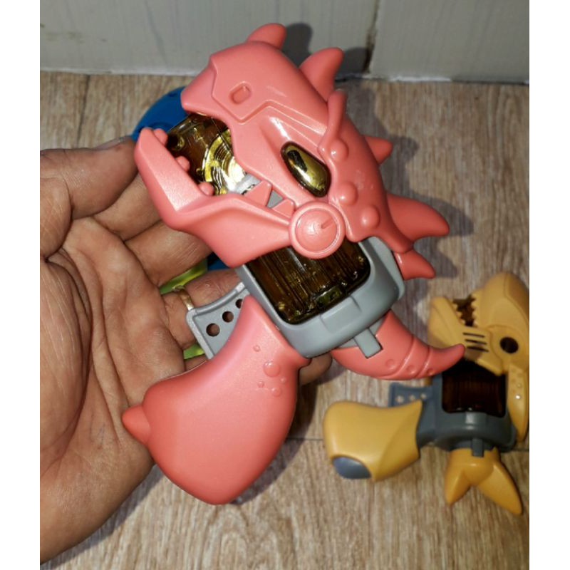 Một cái mô hình khủng long hoặc cá mập bằng nhựa có nhạc và đèn led rất đẹp có sẵn pin