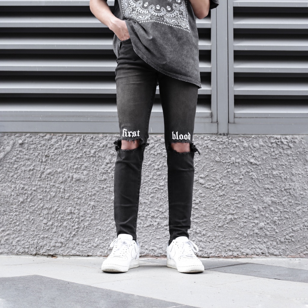 Quần Jean Nam Màu Xám Rách Gối Thêu Chữ First Blood Màu Trắng Chất Liệu Cotton Co Giãn Ống Ôm Form Skinny