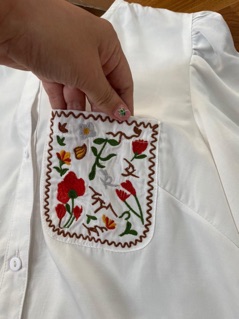 Sơmi trắng thêu ngực