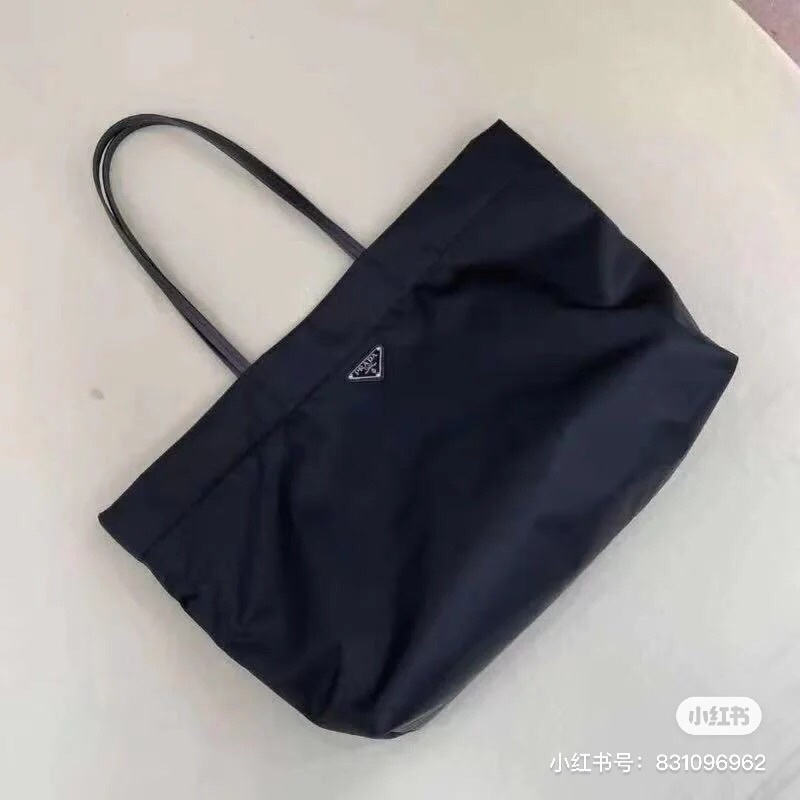 Túi xách size lớn của nữ thương hiệu Prada cao cấp