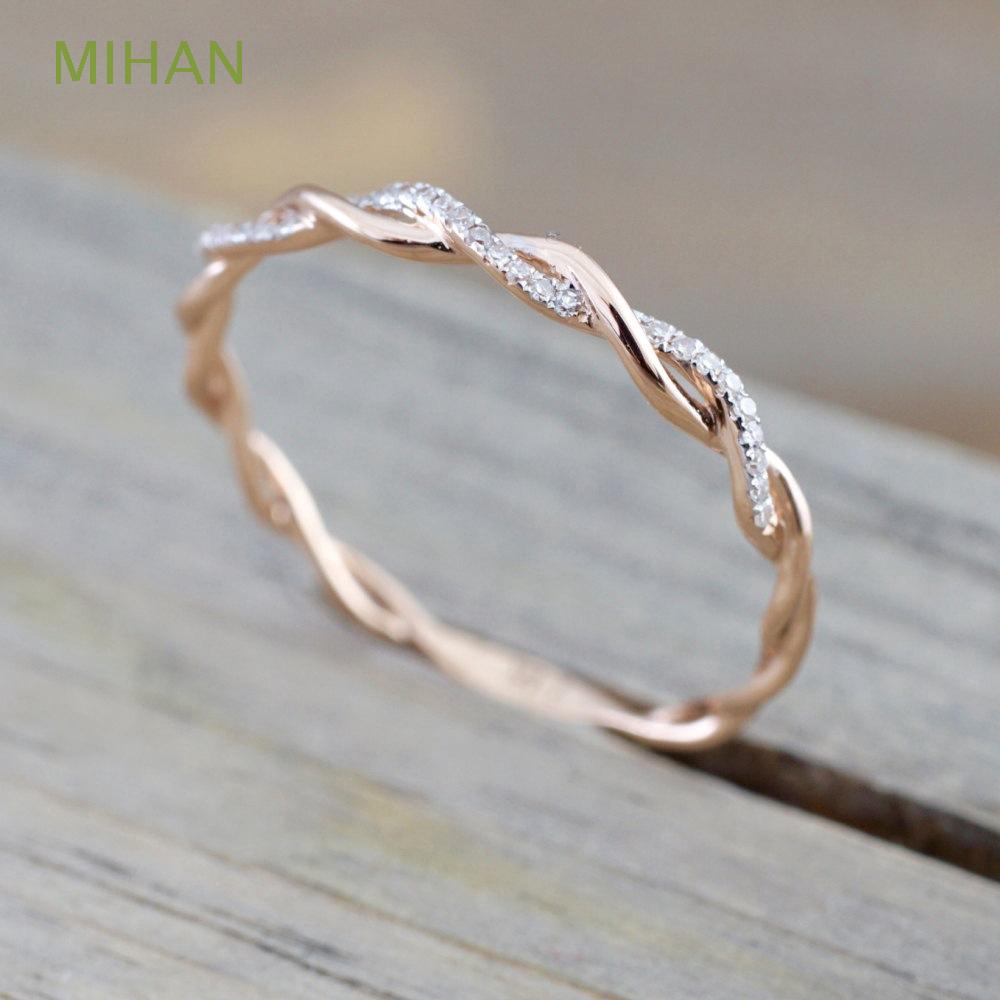 Nhẫn 14K xoắn đính đá sang trọng