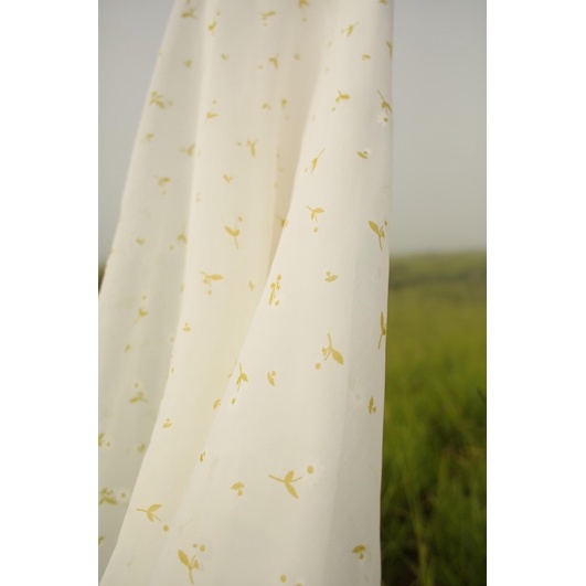 ĐẦM MIDI TRẮNG HOẠ TIẾT HOA CỔ BÈO KHOÉT TAY BỒNG