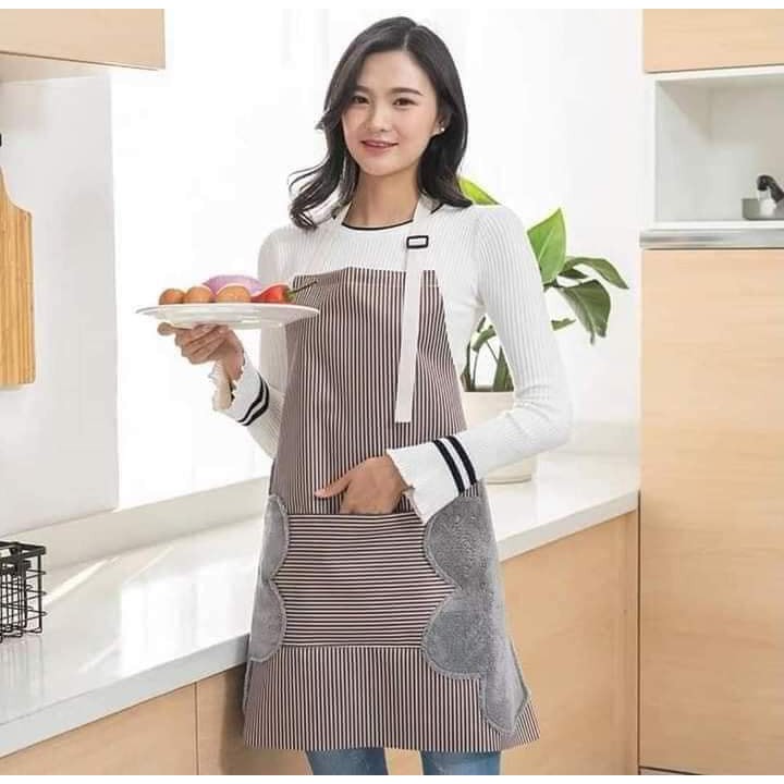 Tạp dề kẻ hoa có khăn lau bên hông được chọn mẫu