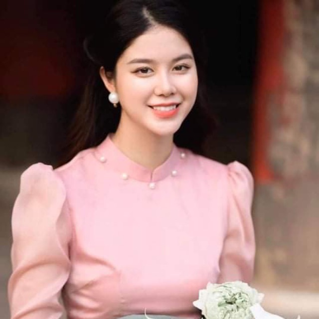 Áo dài cách tân 4 tà chất tơ óng vai bồng mix ngọc cổ kèm quần.