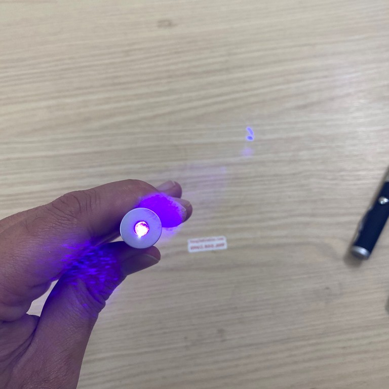 Đèn pin chiếu tia laser mini 201 tia màu tím cực đẹp và chiếu xa, sạc USB tiện dụng (LS07)