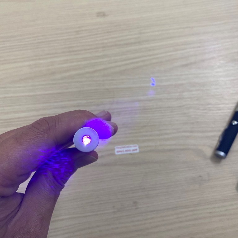 Đèn pin chiếu tia laser mini 201 tia màu tím cực đẹp và chiếu xa, sạc USB tiện dụng