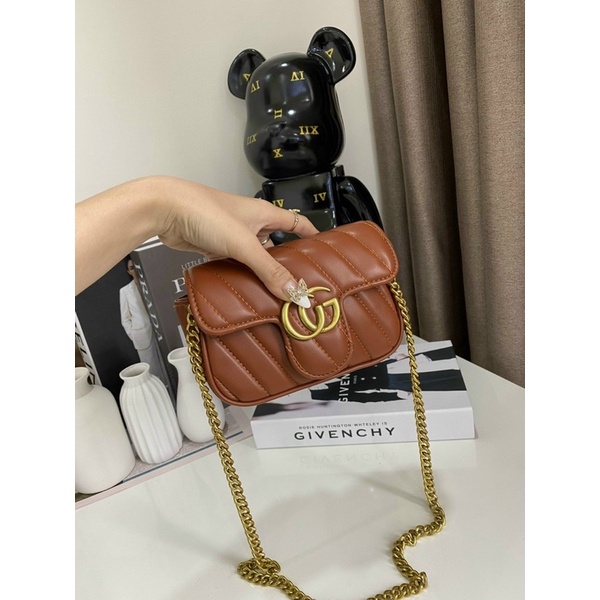 Túi Đeo Chéo Trần Vạch Logo Vàng Nổi Màu Nâu