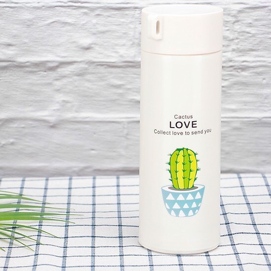 Bình nước in hình xương rồng 450ml lõi thủy tinh bọc vỏ nhựa lúa mạch có dây đeo (Màu ngẫu nhiên) | BigBuy360 - bigbuy360.vn