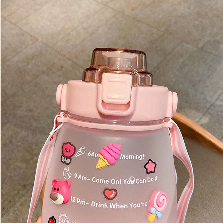 Bình đựng nước cute 1.3 lít có ống hút kèm dây và có quai sách có vạch chia nhắc nhở uống nước tặng sticker ngẫu nhiên