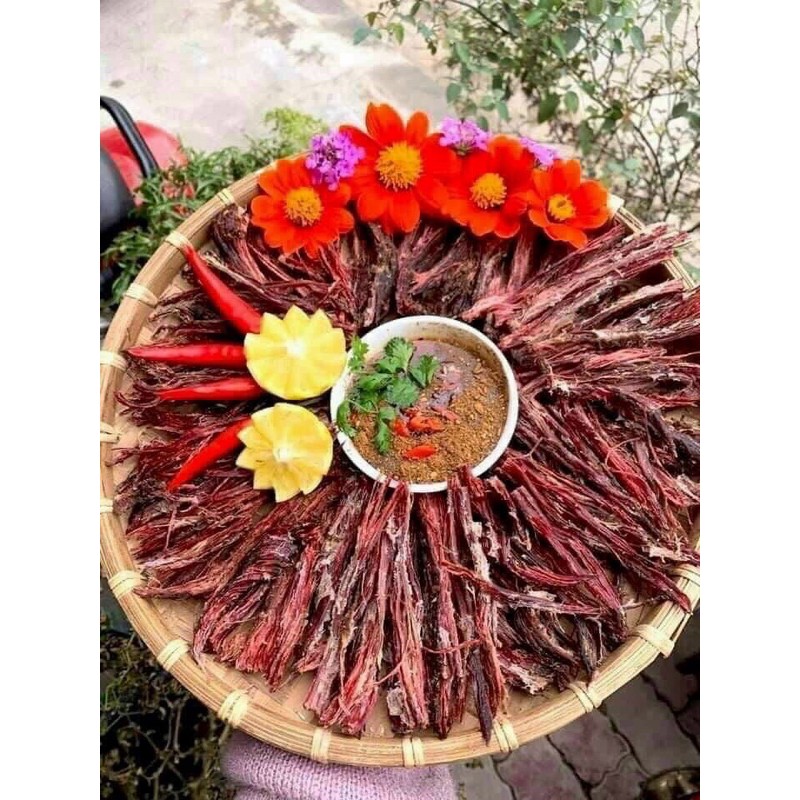 🐃Thịt trâu gác bếp (hay còn gọi là thịt trâu khô, thịt trâu hun khói, thịt trâu sấy) là món ăn phổ biến của vùng Tây Bắc