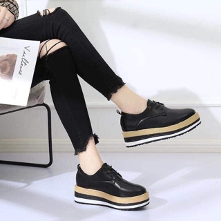 Giày bánh mỳ , đế cao, dễ đi, phù hợp với mọi lứa tuổi. Ai cũng cần có đôi giày như này để đi . Giá cả hợp lý
