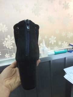 Giày boot gót vuông cắt lazer