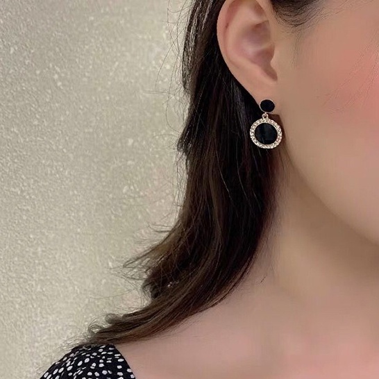 Khuyên Tai Tông Màu Đen Phong Cách Cổ Điển