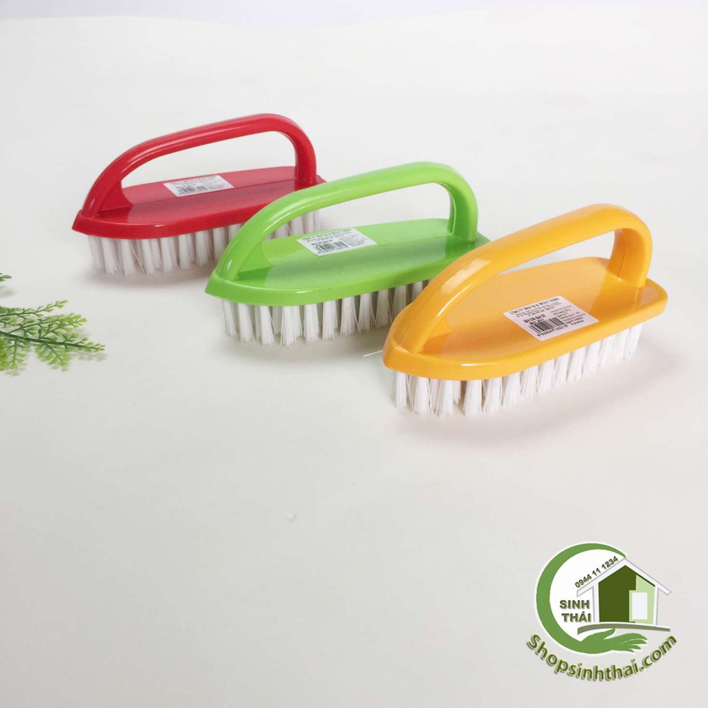 Bàn chải ủi có quai cầm hình oval Duy Thành - giao màu ngẫu nhiên
