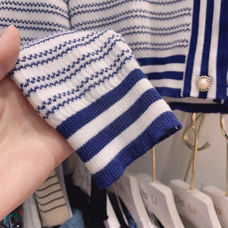 áo len khoác cảdigan dệt kim dáng bóng chày viền sọc cổ tim khuy ngọc thêu AR (2127#)