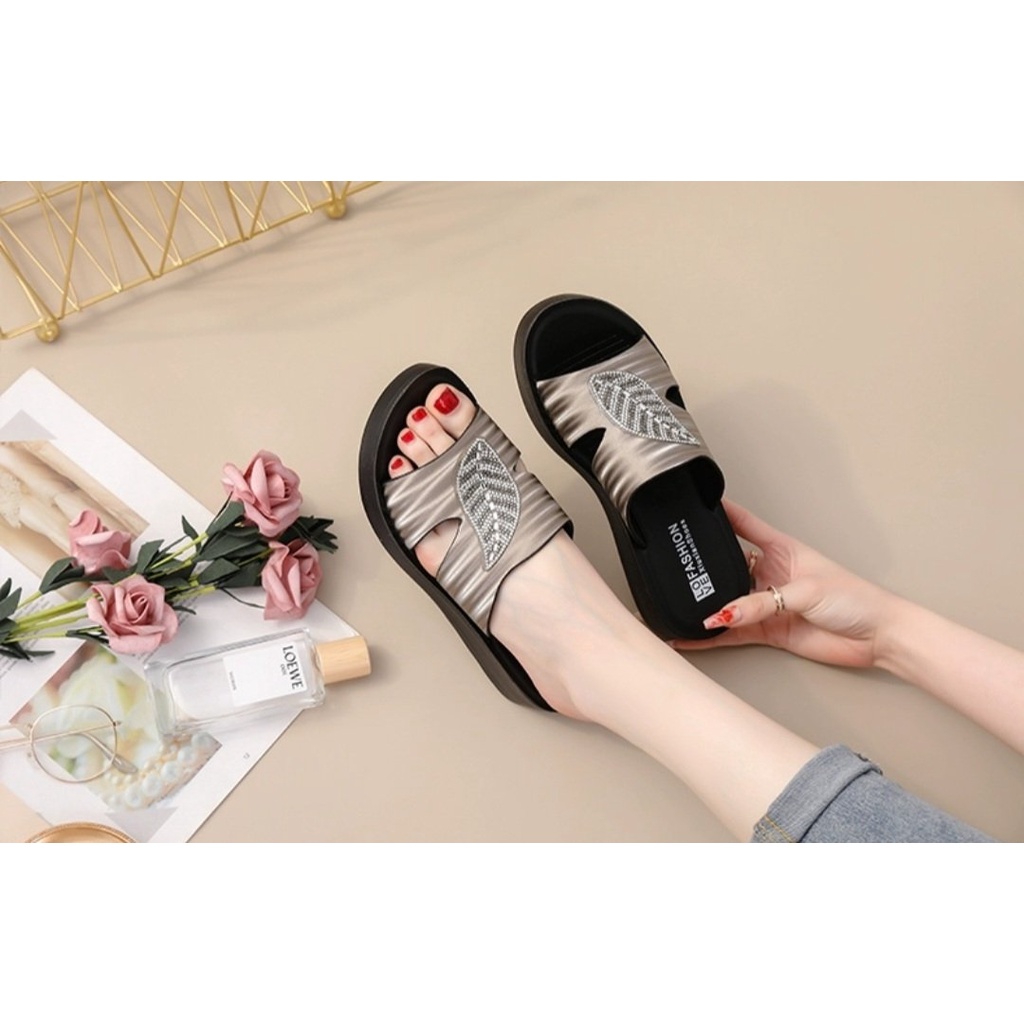 Dép xuồng chiếc lá