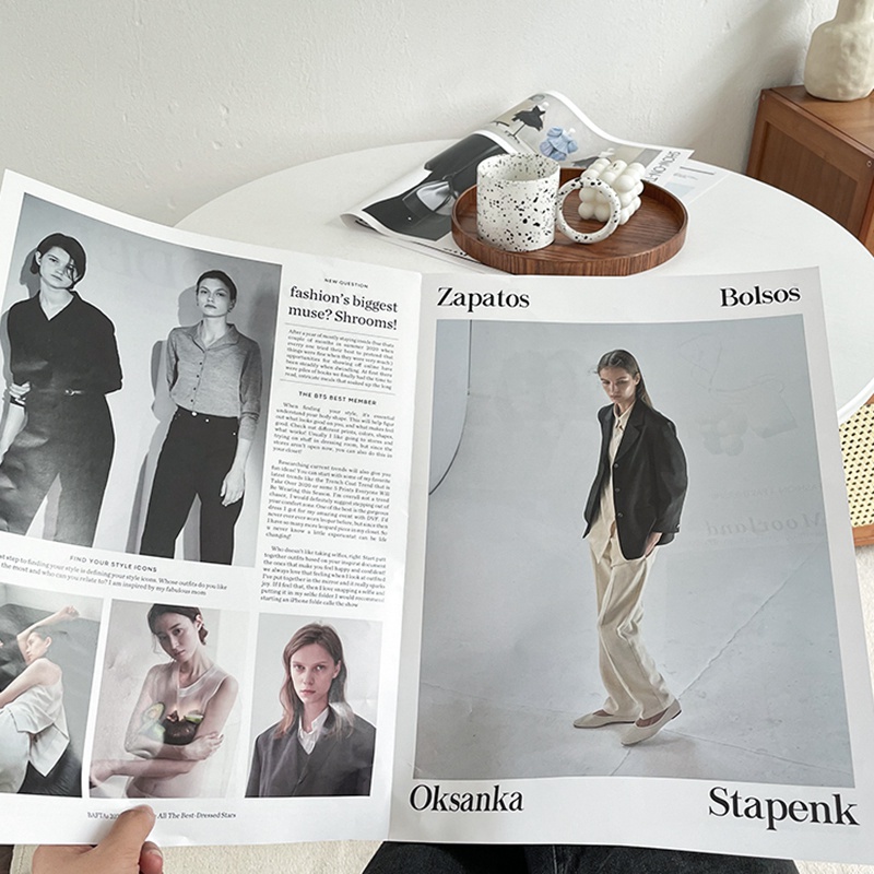 Tạp chí Tiếng Anh bằng giấy dùng làm đạo cụ chụp ảnh nghệ thuật