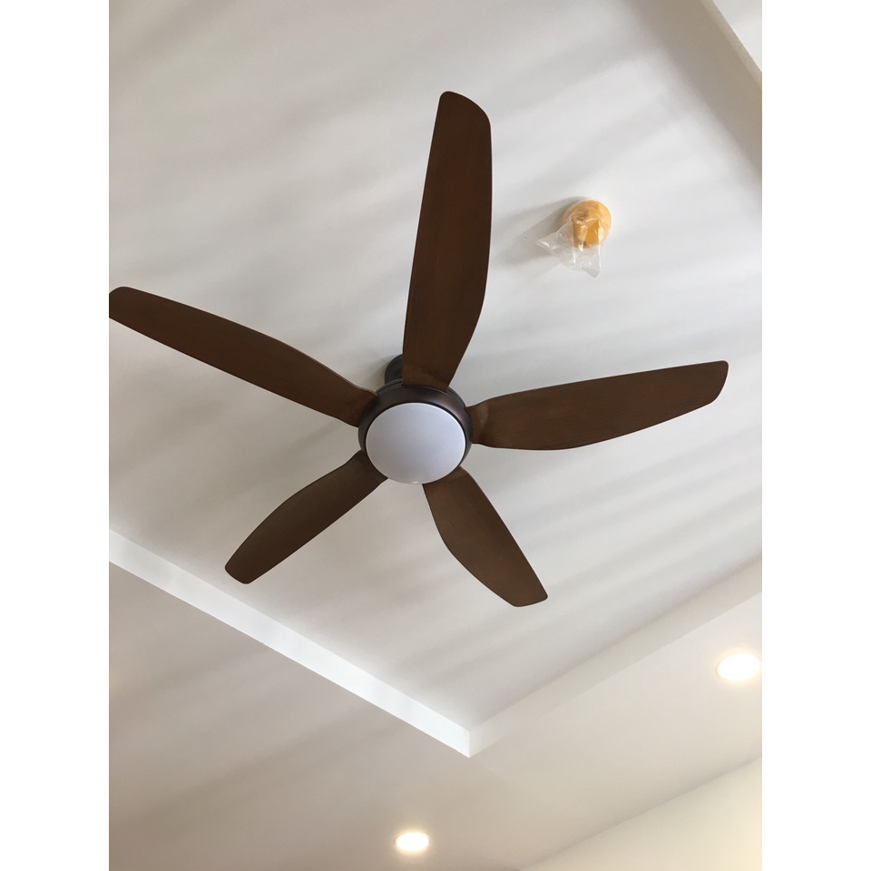 Quạt trần có đèn hàng cao cấp 6 tốc độ gió đèn led 3 màu ánh sáng,sải cánh lớn,có đảo chiều,điều khiển từ xa