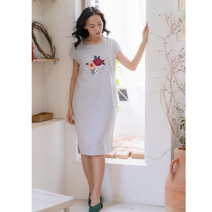 Đầm suông linen tay hến thêu hoa ngực - Trắng gạo