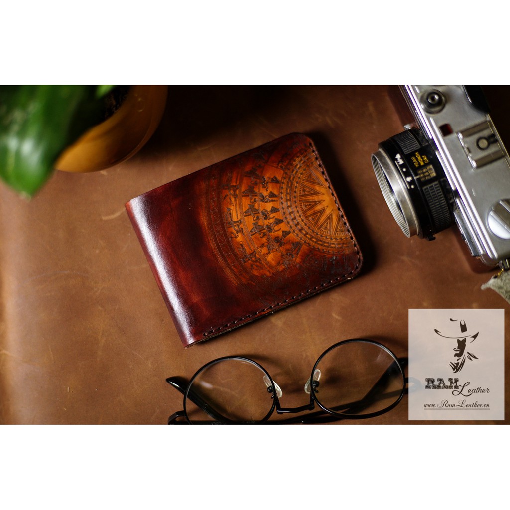 Ví nam Da Bò Italia Vegtan RAM Leather Khắc Trống Đồng Việt Nam Màu Gỗ Mahogany