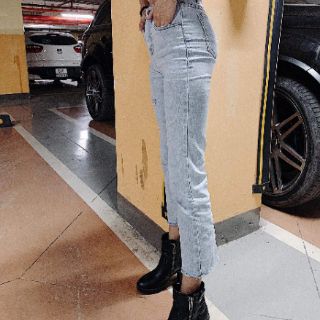 Quần jeans ống loe nhỏ