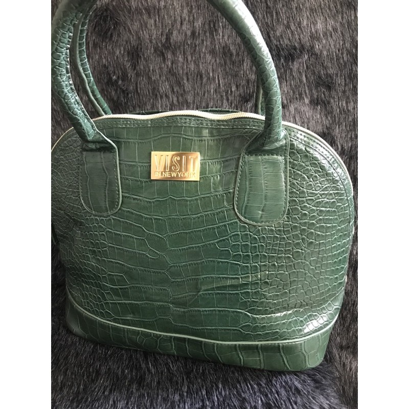 Túi Si hến da dập vân màu xanh lá hiệu visit new york