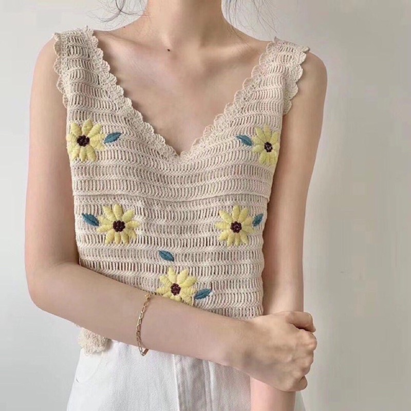 Gaeul store- Set Len sợi đan đi biển sống ảo- áo len sát nách thêu hoa cúc + quần ren hot hit