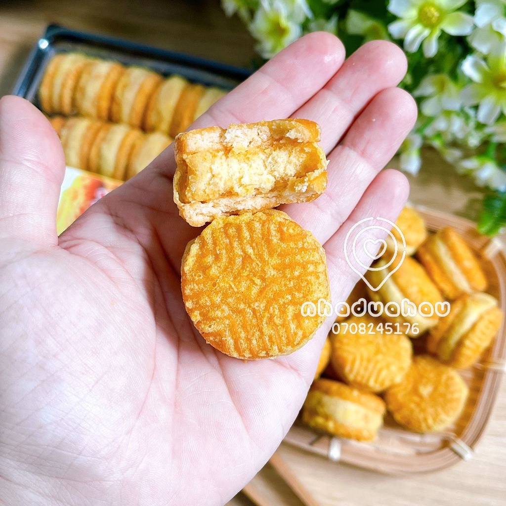 Một hộp bánh hạt dẻ/ đậu xanh nướng mật ong YingCheng Hongkong hộp lớn 500gam