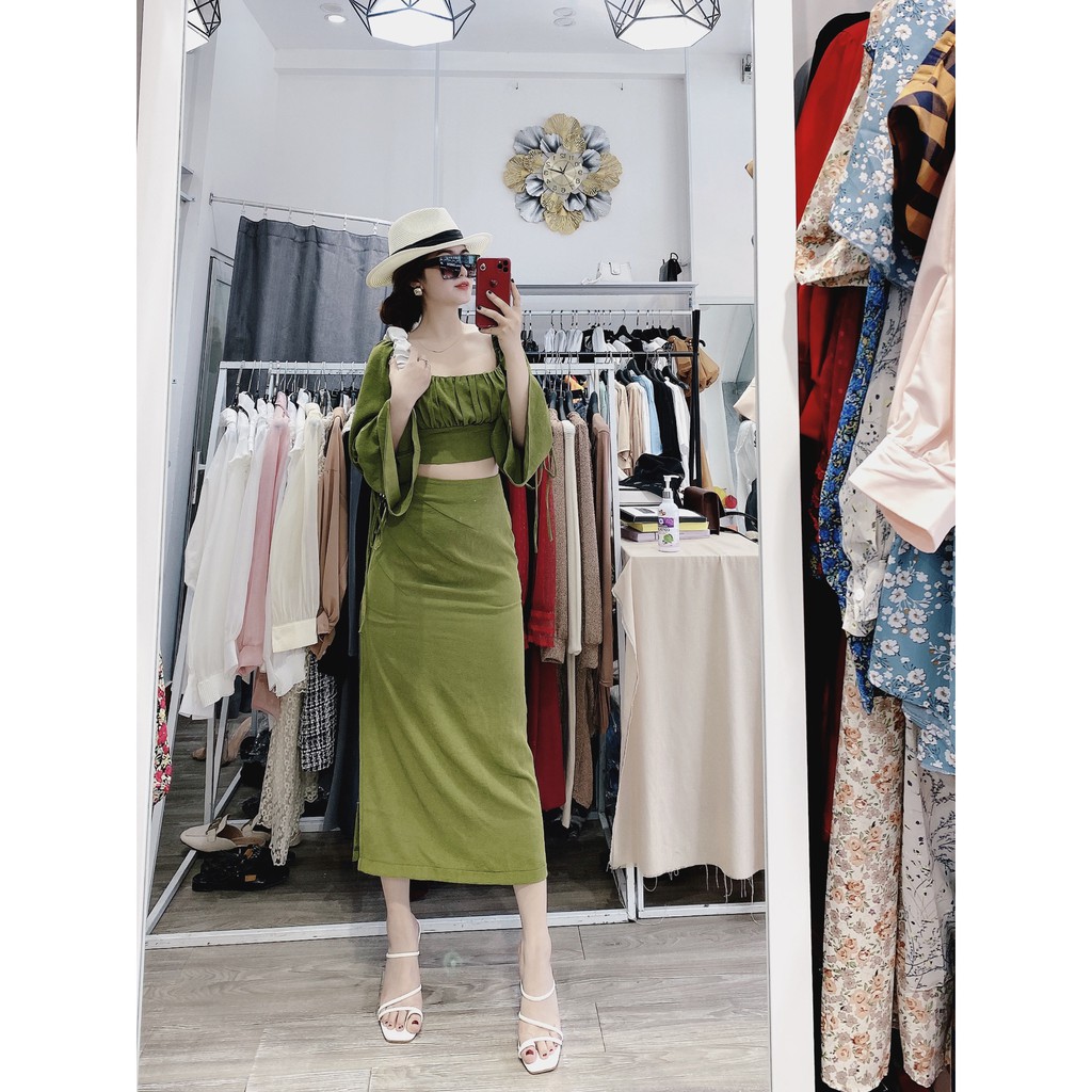 Sét Áo croptop kết hợp với chân váy xẻ tà | BigBuy360 - bigbuy360.vn