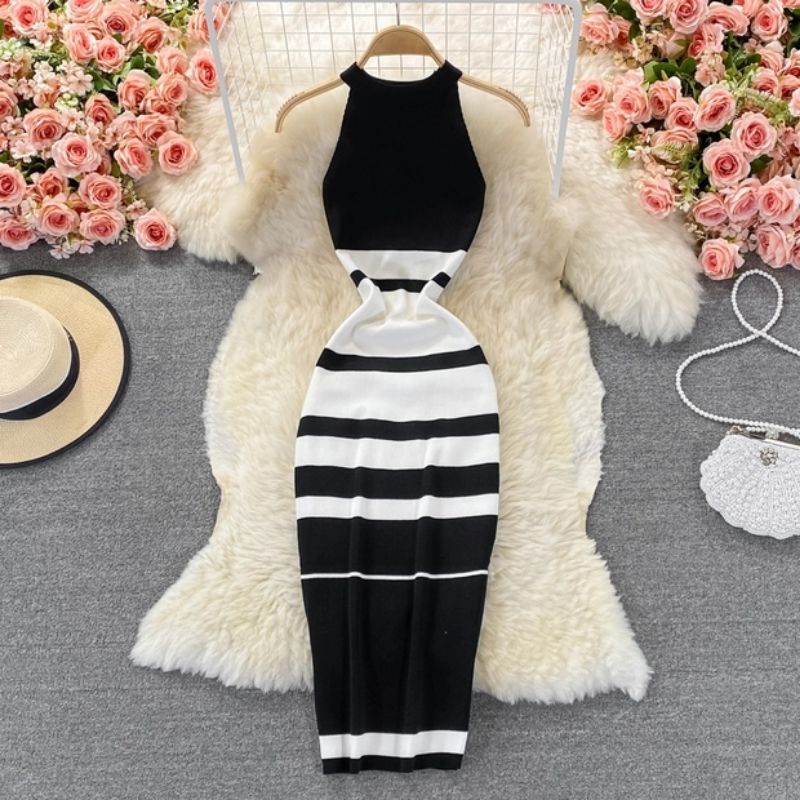 Đầm len body cổ yếm phối sọc